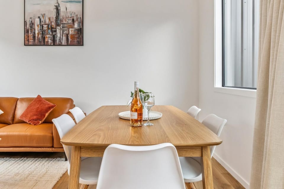 Chic Living in Town Centre on Sterling Apartment in Queenstown