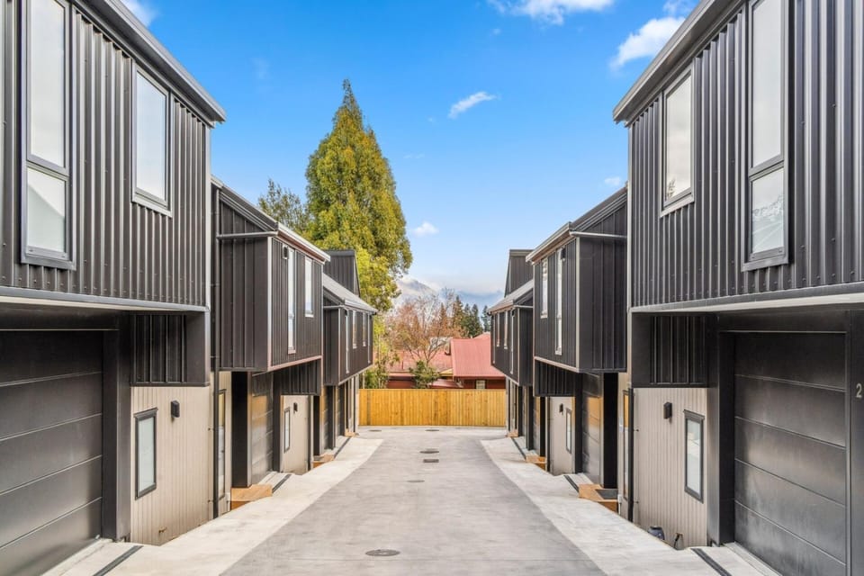 Chic Living in Town Centre on Sterling Apartment in Queenstown