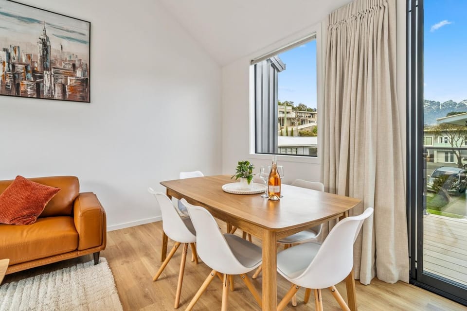 Chic Living in Town Centre on Sterling Apartment in Queenstown