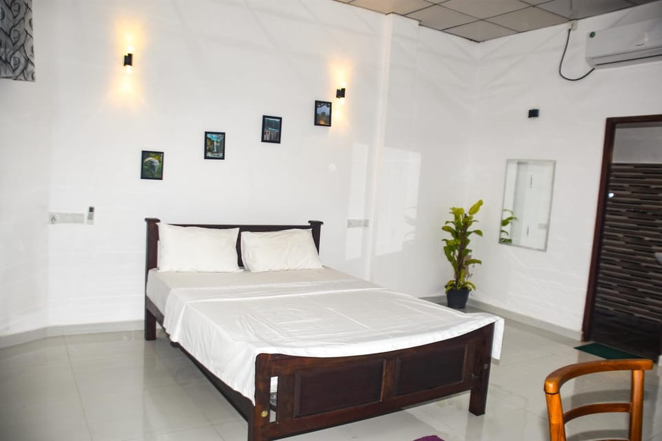 Bed, Photo of the whole room, Bedroom, air conditioner