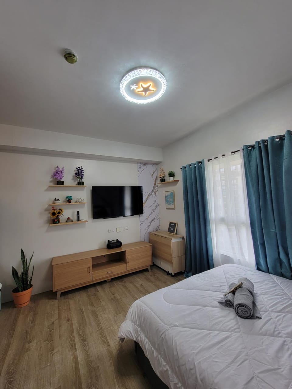 Bed, TV and multimedia, Bedroom
