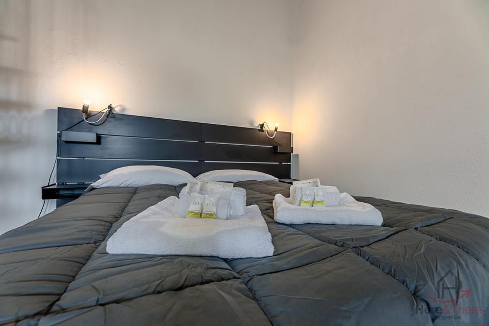Photo of the whole room, Bedroom, towels