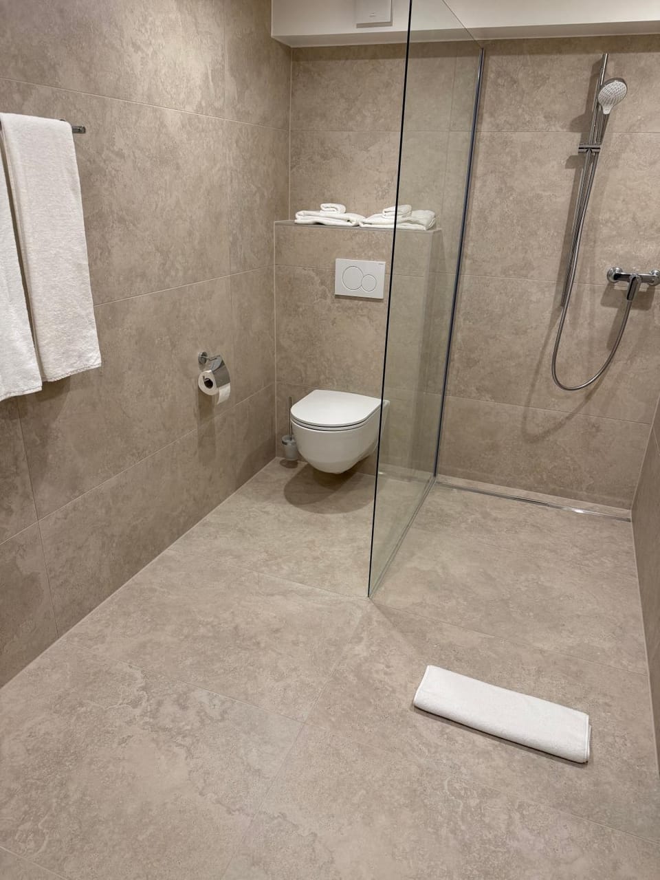 Shower, Toilet, Bathroom, towels