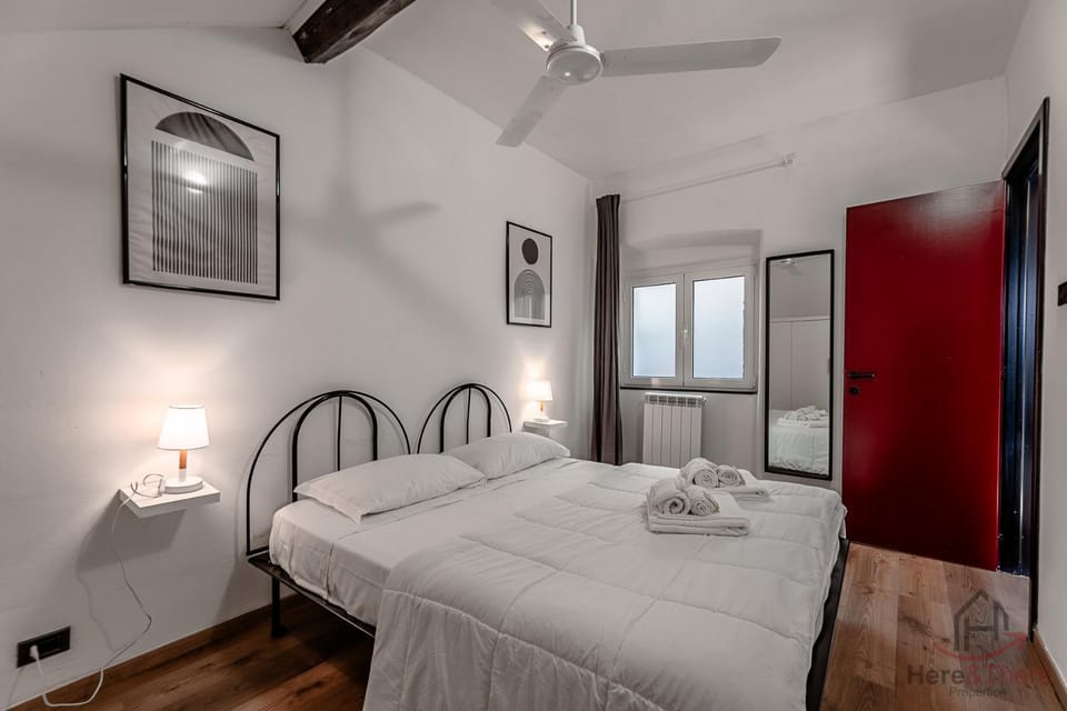 Bedroom, towels