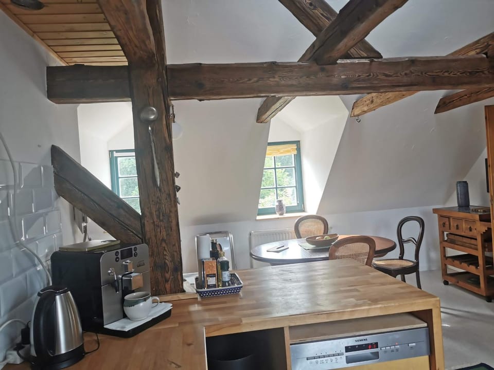 Coffee/tea facilities, Kitchen or kitchenette, Dining area, toaster
