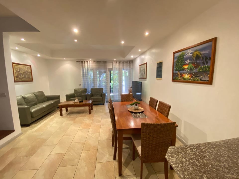 TV and multimedia, Living room, Seating area, Dining area