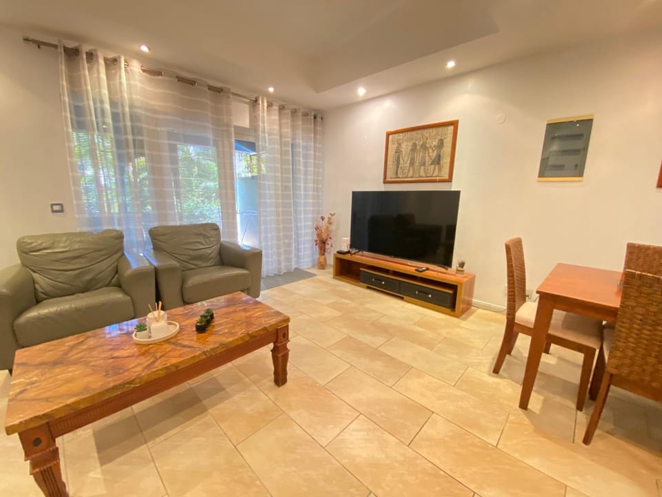 Communal lounge/ TV room, TV and multimedia, Living room, Seating area, Evening entertainment