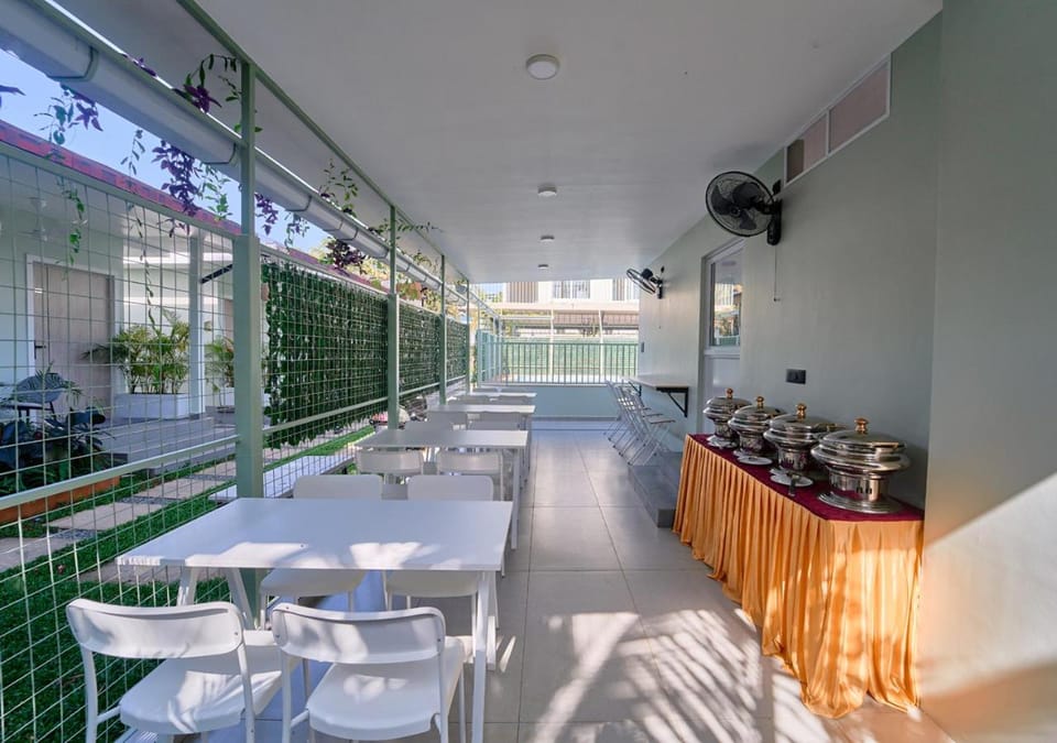 Restaurant/places to eat, Restaurant/places to eat, Banquet/Function facilities