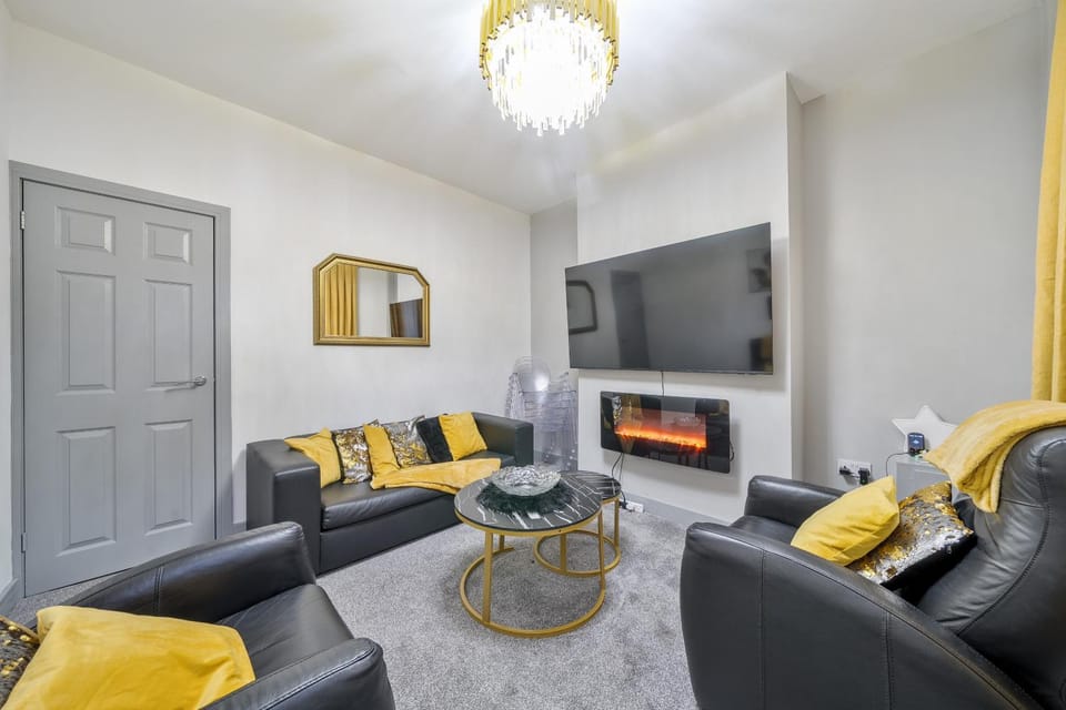 TV and multimedia, Living room, Seating area, fireplace