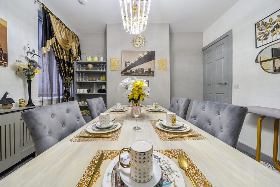 Decorative detail, Seating area, Dining area