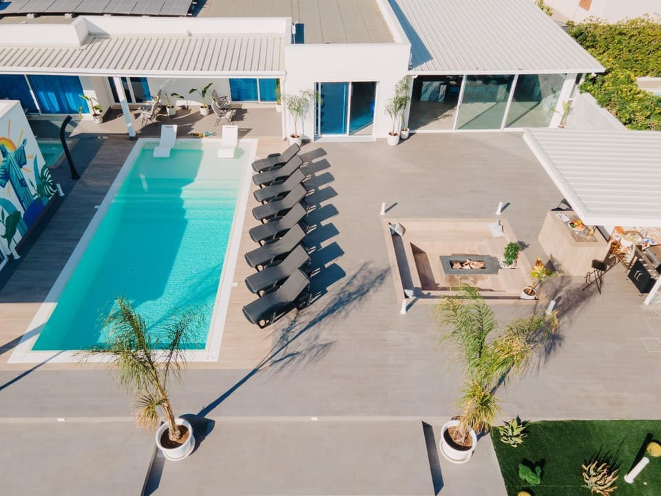 Property building, Patio, Day, Bird's eye view, Pool view, Swimming pool, sunbed