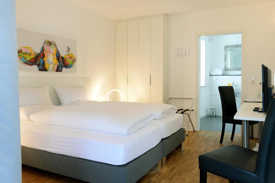 Bed, TV and multimedia, Photo of the whole room, Seating area, Dining area, Bedroom