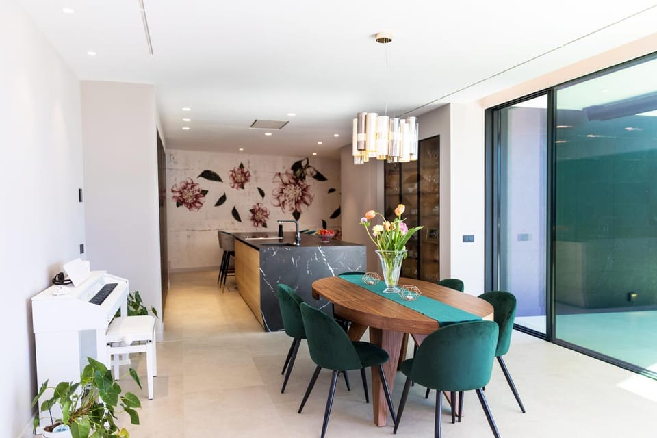 Kitchen or kitchenette, Dining area