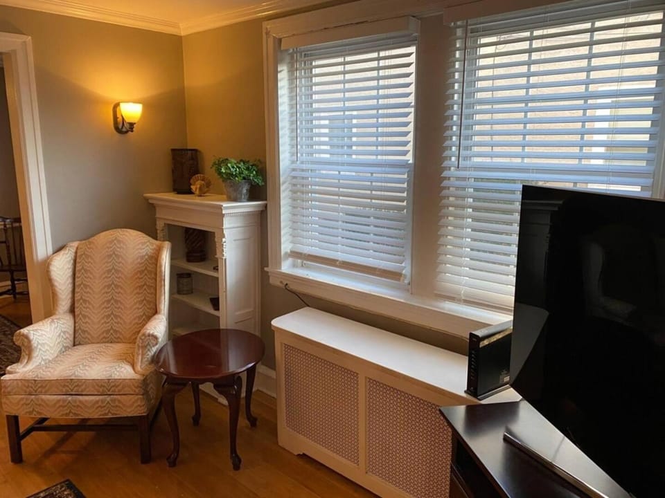 Bryn Mawr Spacious Grnd Floor Apt Free Parking Apartment in Bryn Mawr