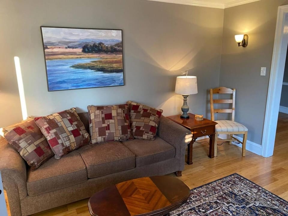 Bryn Mawr Spacious Grnd Floor Apt Free Parking Apartment in Bryn Mawr