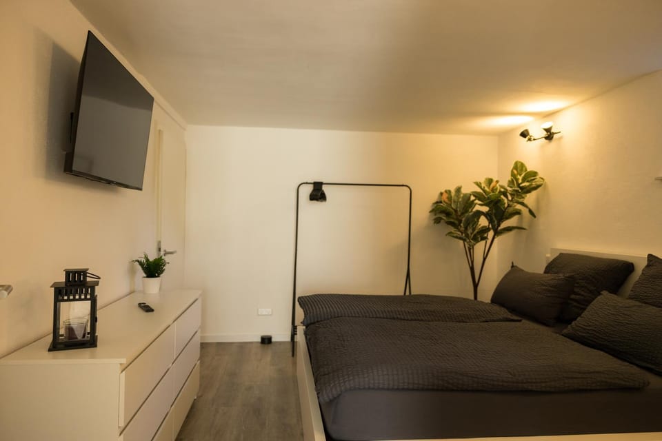 Bed, TV and multimedia, Bedroom, wardrobe