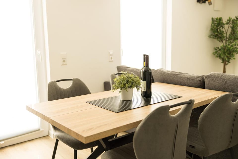 Seating area, Dining area