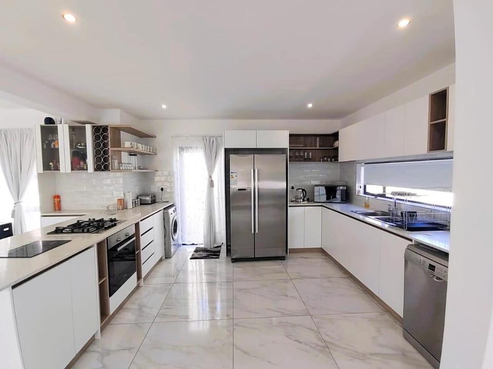 Kitchen or kitchenette, dishwasher, oven, toaster