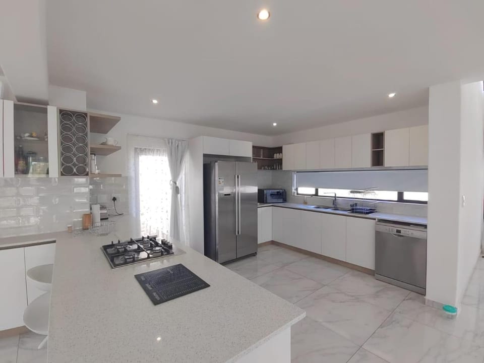 Kitchen or kitchenette, dishwasher, oven