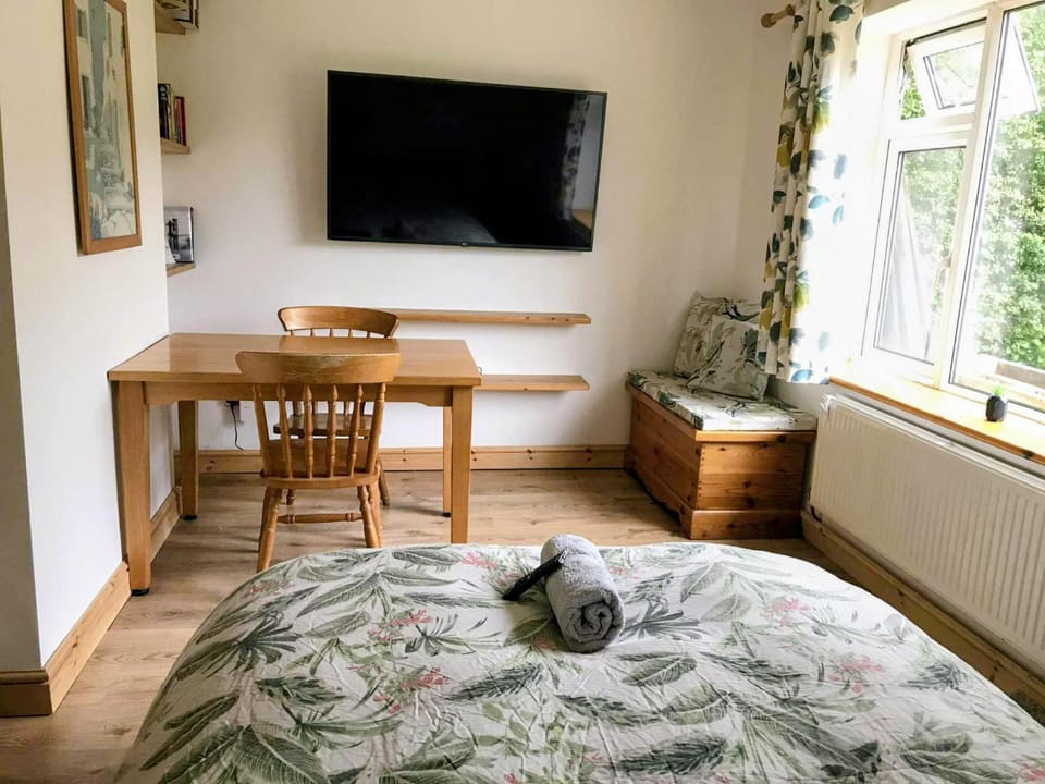 Bed, TV and multimedia, Photo of the whole room, Bedroom, towels