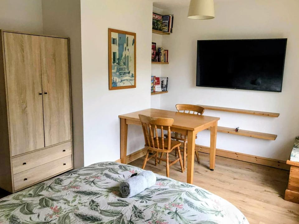 Bed, TV and multimedia, Photo of the whole room, Dining area, Bedroom, wardrobe