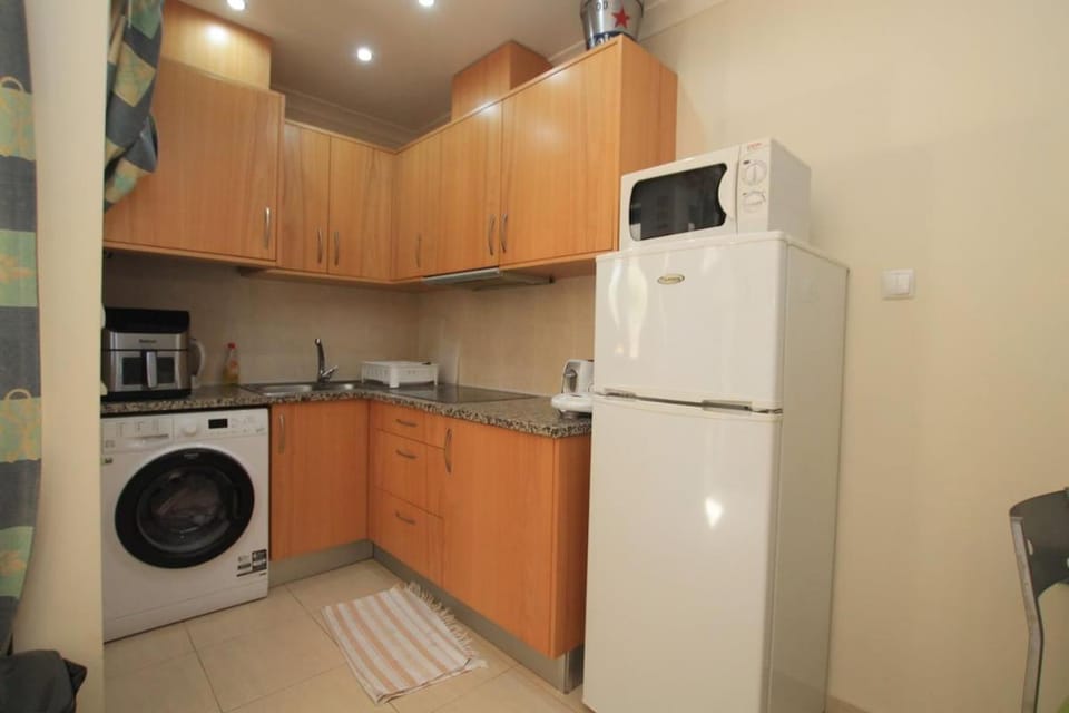 Kitchen or kitchenette, toaster, washing machine