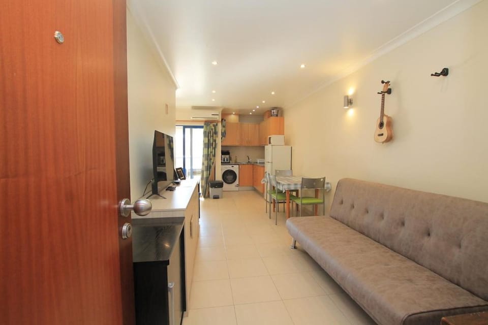 TV and multimedia, Kitchen or kitchenette, Living room, Seating area