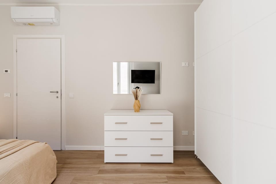 Bed, TV and multimedia, Photo of the whole room, Bedroom, wardrobe, air conditioner