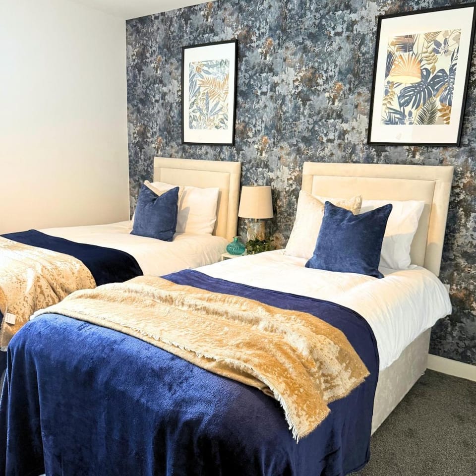 Cosy Staff, Large 6-bedroom Detached house House in Charnwood