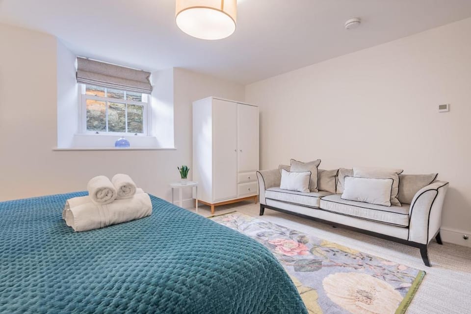 Seating area, Bedroom, wardrobe