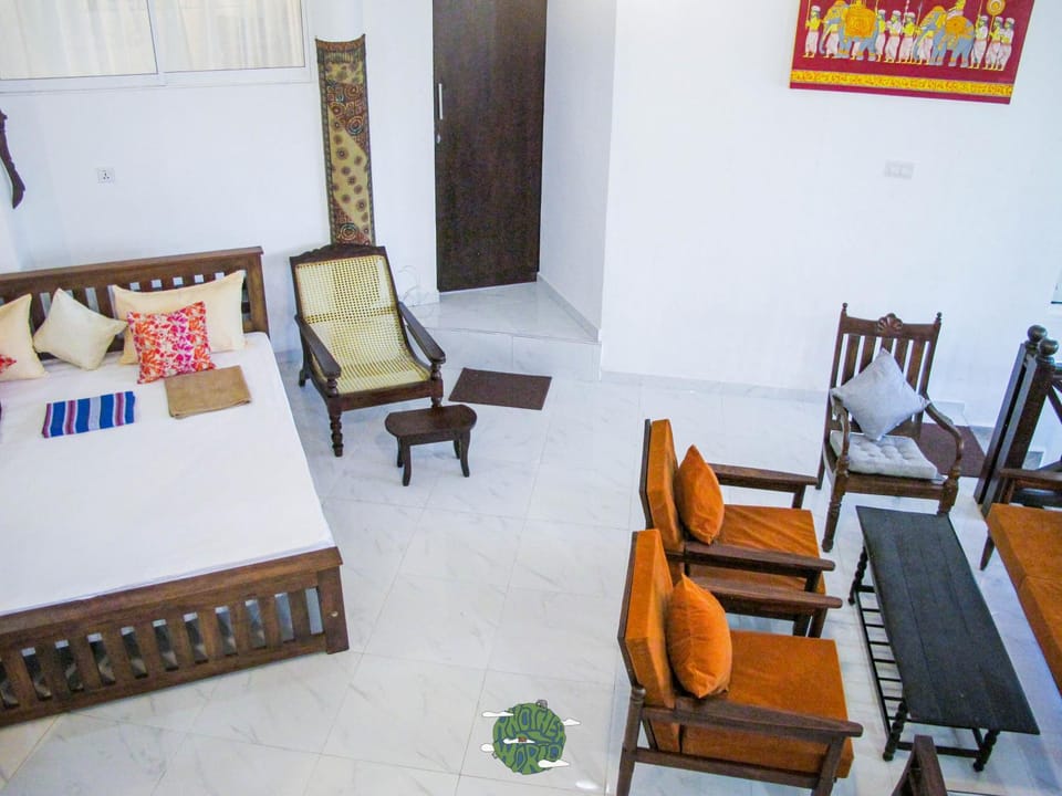 Bed, Living room, Photo of the whole room, Seating area, Dining area, Bedroom