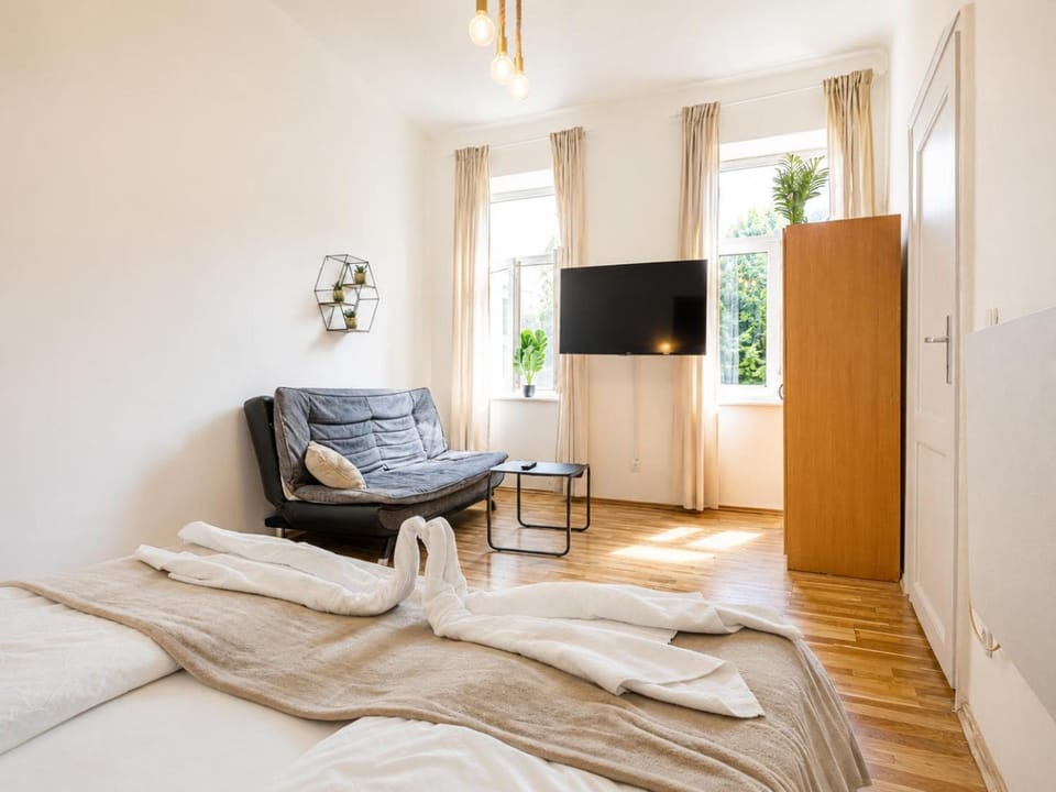 Bed, TV and multimedia, Seating area, Bedroom, wardrobe
