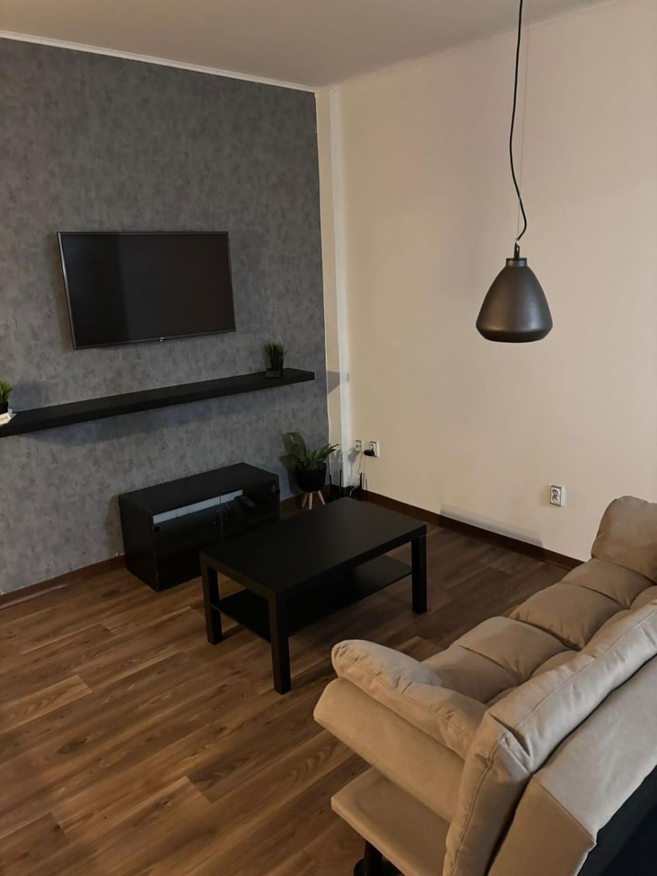 TV and multimedia, Living room, Seating area, Evening entertainment