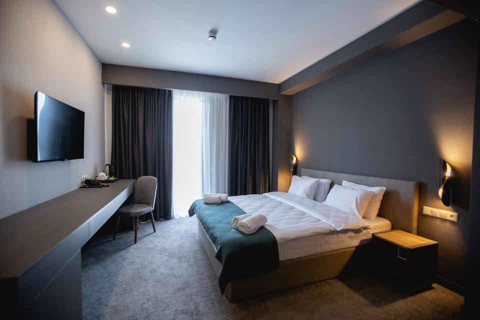 Communal lounge/ TV room, Bed, TV and multimedia, Photo of the whole room, Bedroom