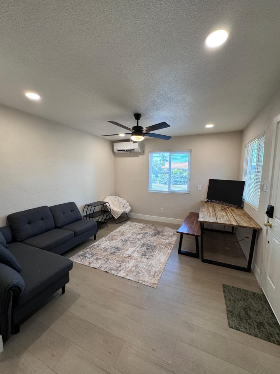 Central Sac Gem - Near DT & Cal Expo, Free Parking, Unit B House in Sacramento