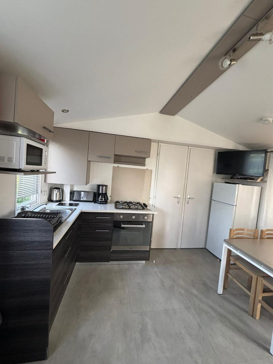 Coffee/tea facilities, oven, stove, toaster
