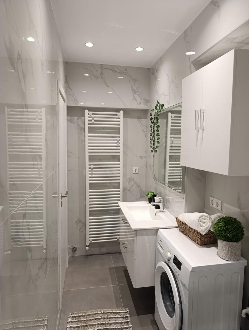 Bathroom, towels, washing machine