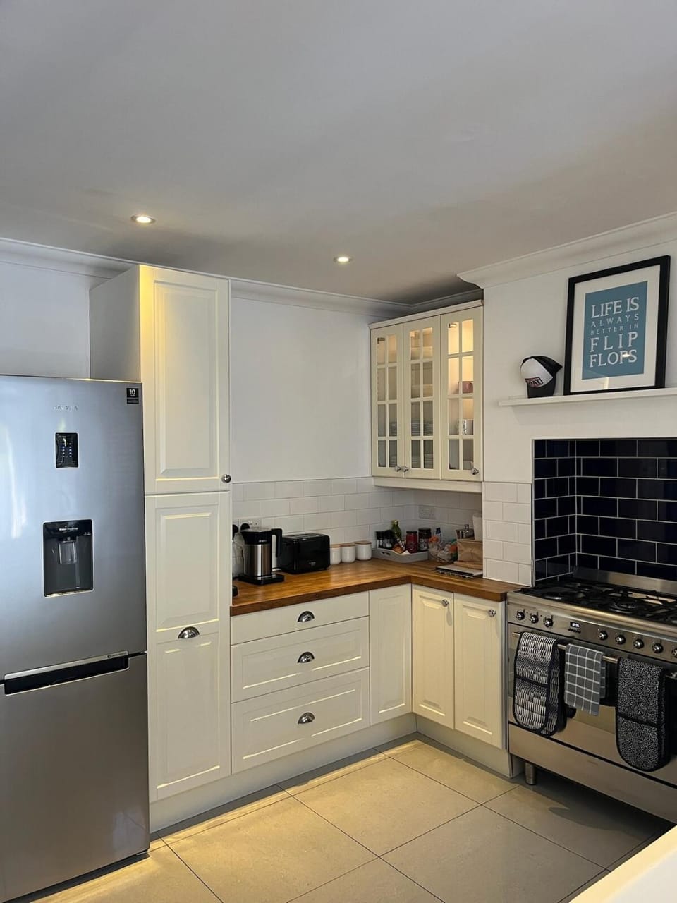 Coffee/tea facilities, Kitchen or kitchenette, oven, stove, toaster