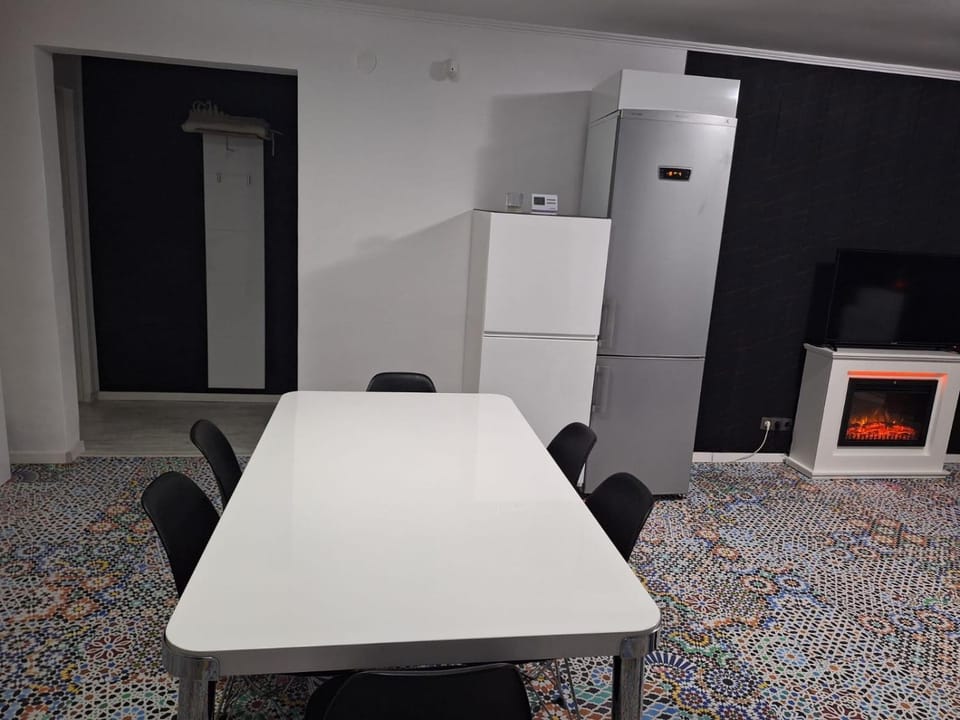 Property building, Restaurant/places to eat, Kitchen or kitchenette, Dining area, minibar, oven
