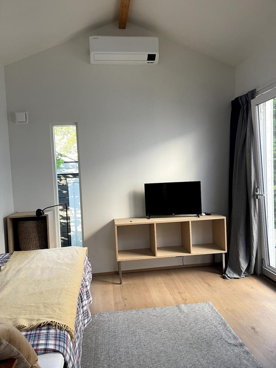 Photo of the whole room, air conditioner