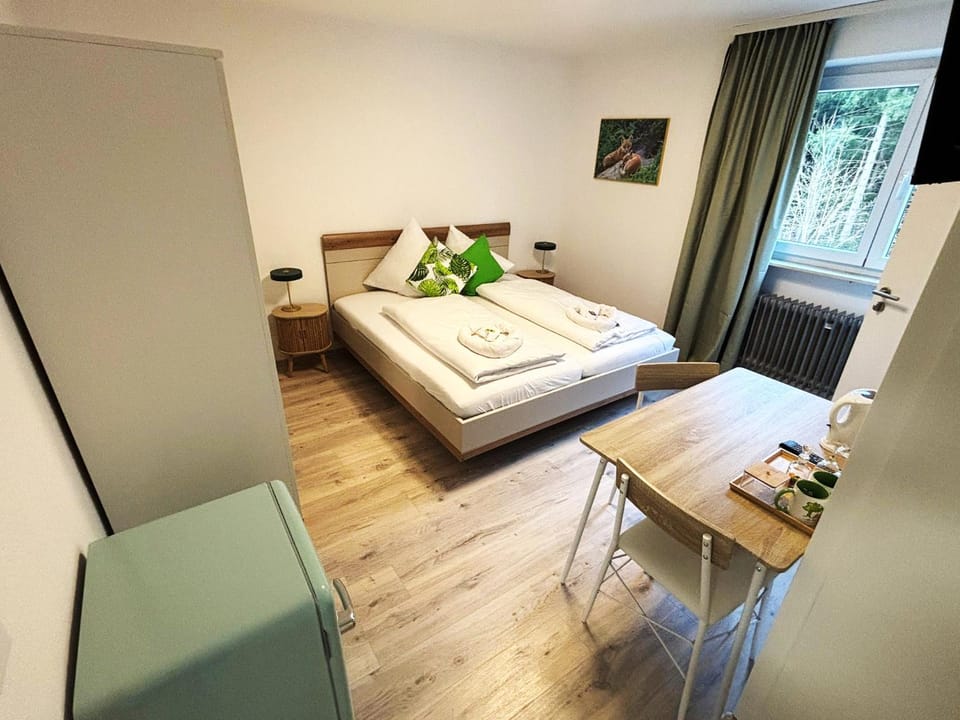 Bed, Photo of the whole room, Seating area, Dining area, Bedroom
