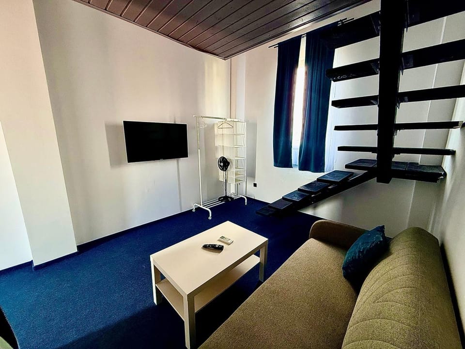 Bed, TV and multimedia, Living room, Photo of the whole room, Seating area, Evening entertainment, Bedroom
