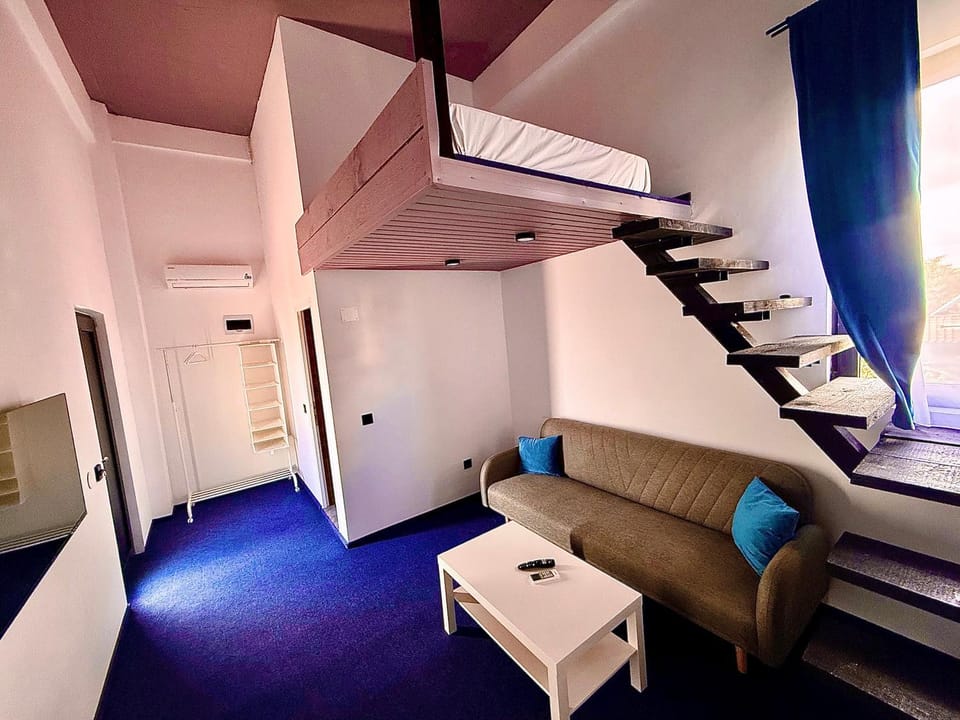 Bed, Living room, Photo of the whole room, Seating area, Bedroom