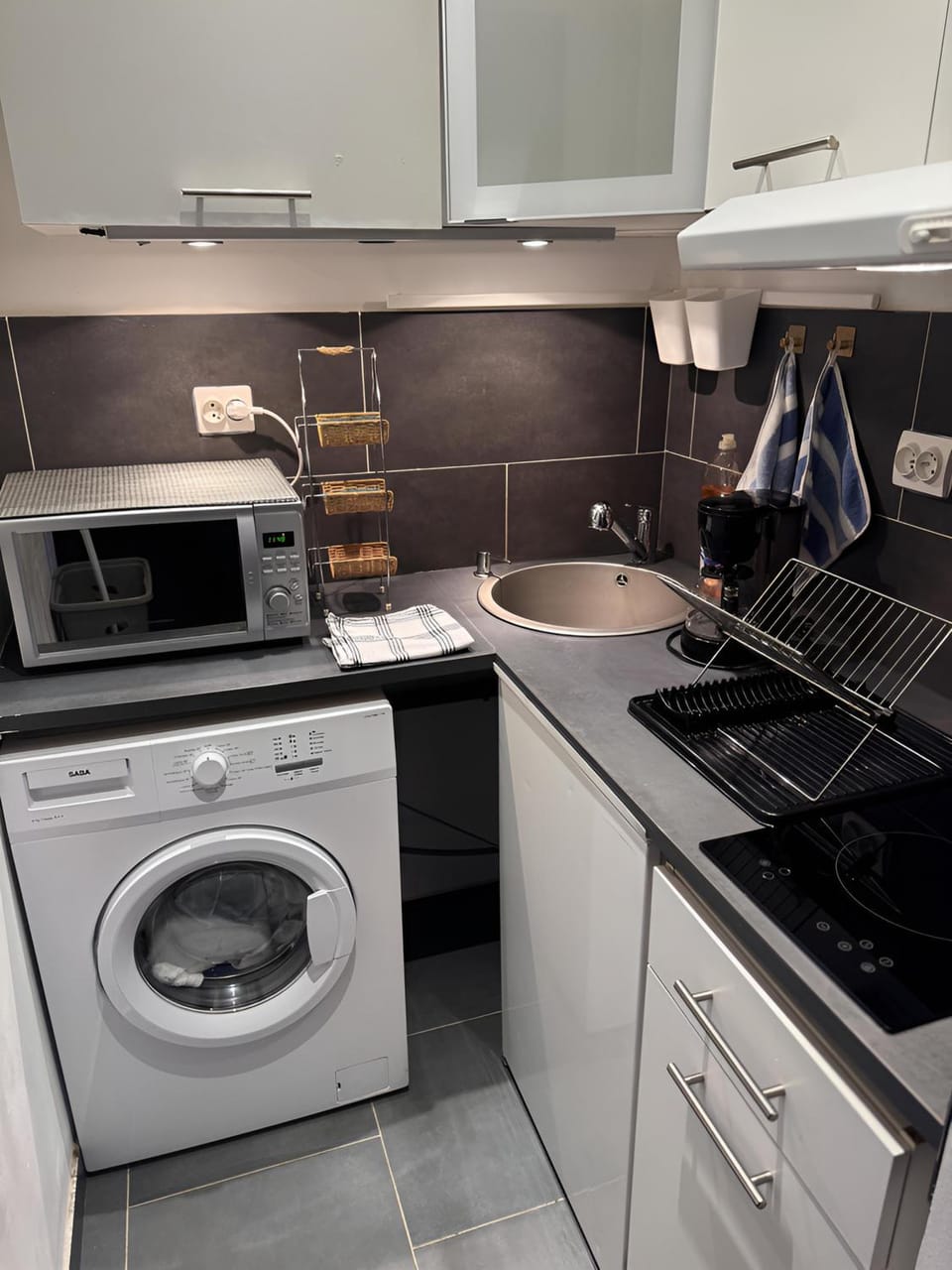 Kitchen or kitchenette, Communal kitchen, stove, stove, laundry, washing machine, washing machine, washing machine, kitchen, kitchen