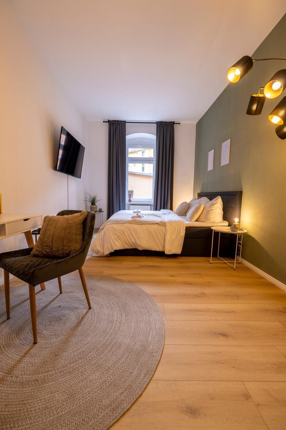 Bed, TV and multimedia, Photo of the whole room, Seating area, Bedroom