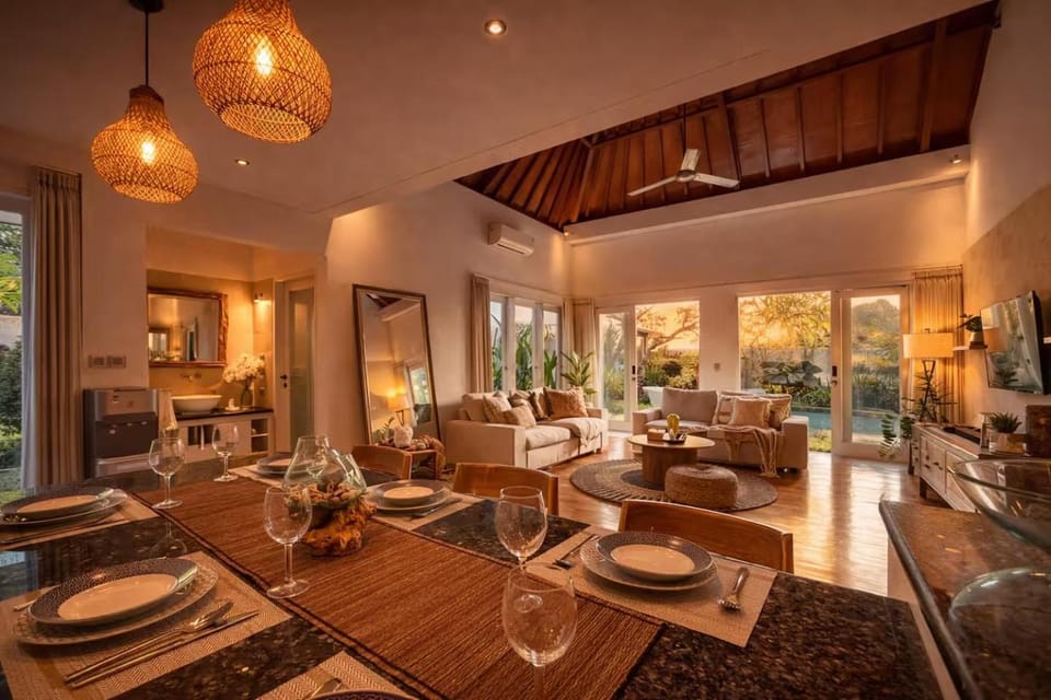Living room, Seating area, Dining area