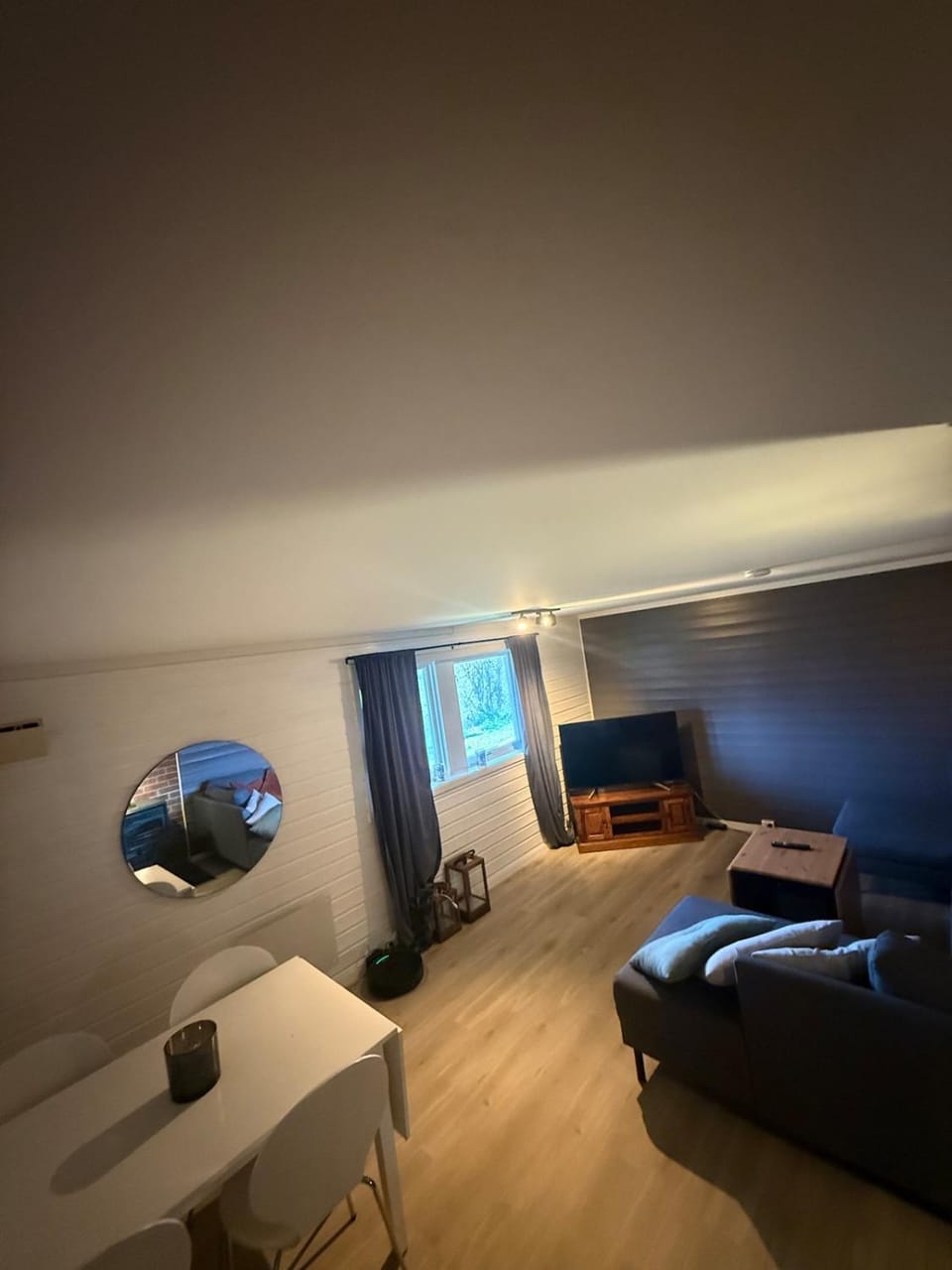 TV and multimedia, Living room, Seating area, Dining area