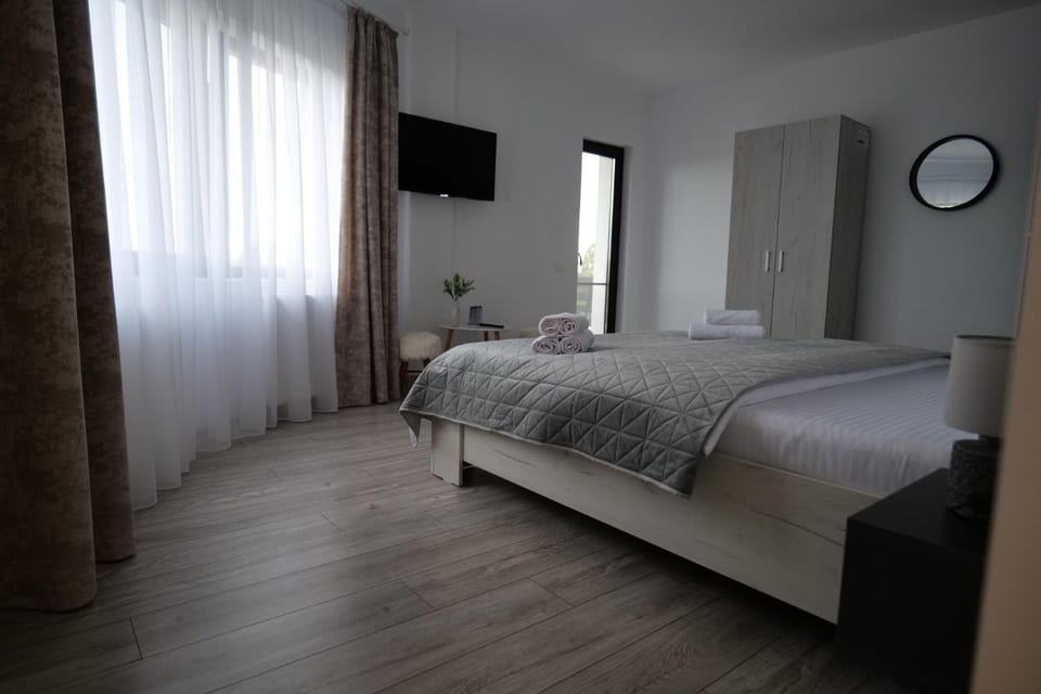 Bed, TV and multimedia, Photo of the whole room, Bedroom