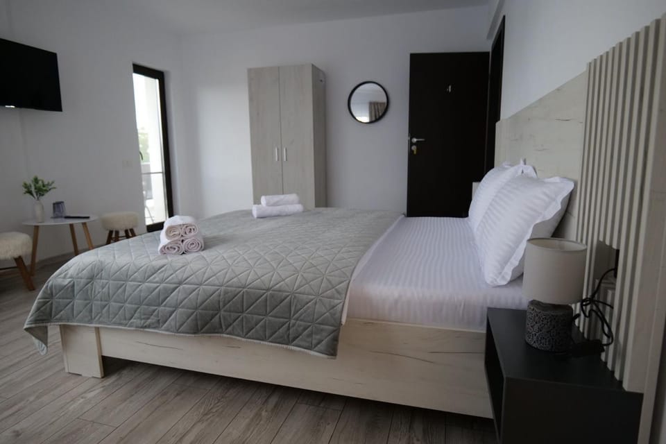 Bed, TV and multimedia, Photo of the whole room, Bedroom, towels
