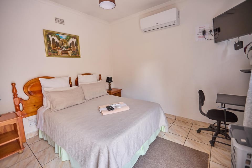 Bed, TV and multimedia, Photo of the whole room, Bedroom, air conditioner